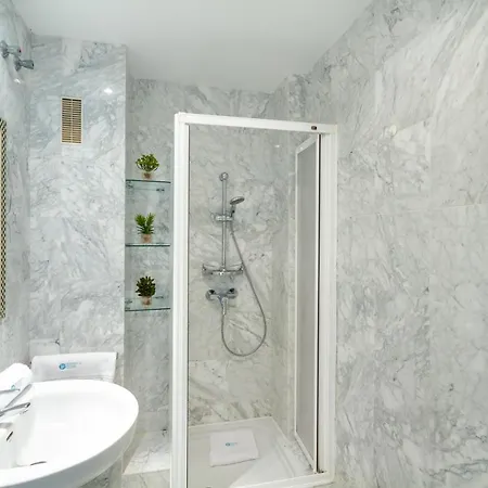 Marbella Banus Suites - Banus Playa Rocio - 2Br - 2Ba - Direct Beach & Sea Access Complex - Outdoor Terrace - Pool - 3 Min Walk To Puerto Banus & Corte Ing Luxury Shopping - Ideal For Families *